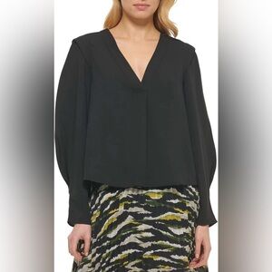 DKNY NWT Sz Med Ret $89  Black V-Neck Pullover Top
